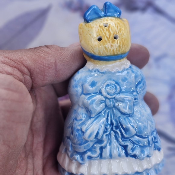 Vintage Cat Figurines in Blue Dress Salt And Pepper Shakers - Picture 4 of 5